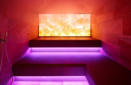 Dampfsauna mit athmosphärischer Beleuchtung in verscshiedenen Farben.