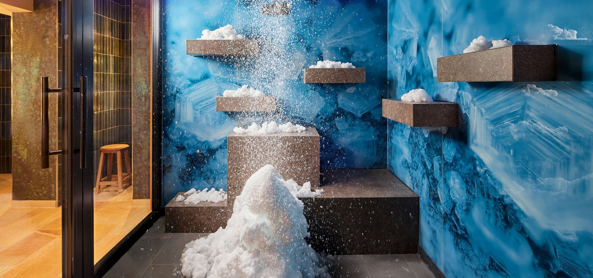 Salle avec douche de neige dans l'espace spa de l'hôtel Erbprinz.